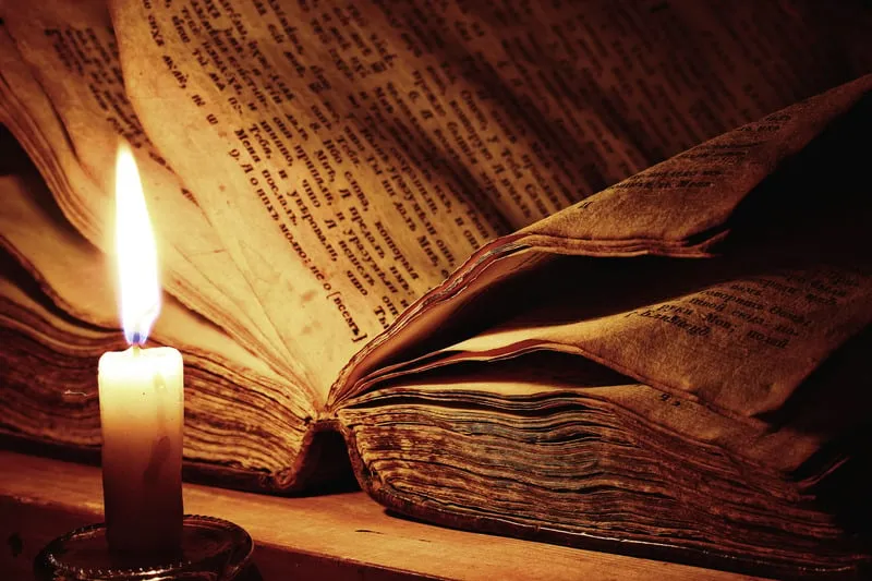 Libro antiguo y una vela encendida