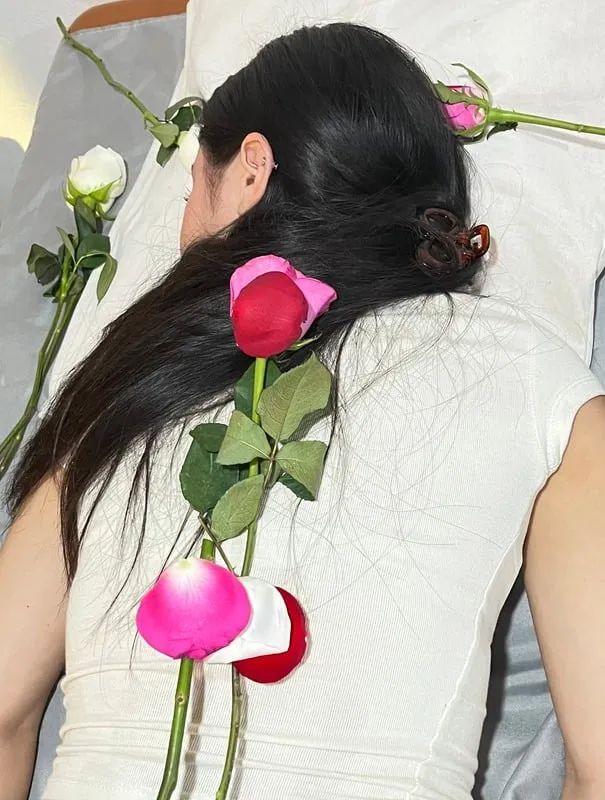 Rosas sobre la espalda de una persona durante una sesión