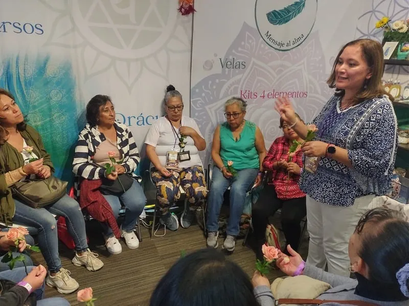 Zinnia dando un taller a un grupo