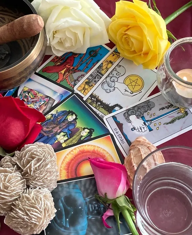 Cartas de tarot, rosas y cristales