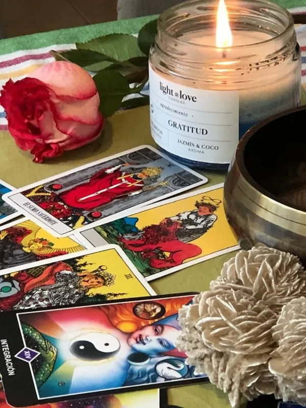 Cartas de tarot, una vela y una rosa