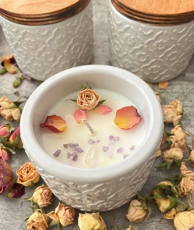 Vela artesanal con pétalos de rosa