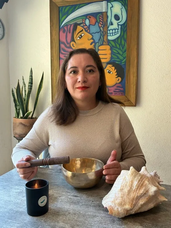 Zinnia con un cuenco tibetano, una vela y un caracol